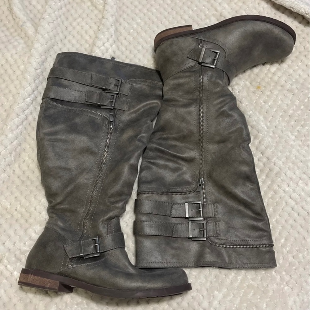Grey boot from set